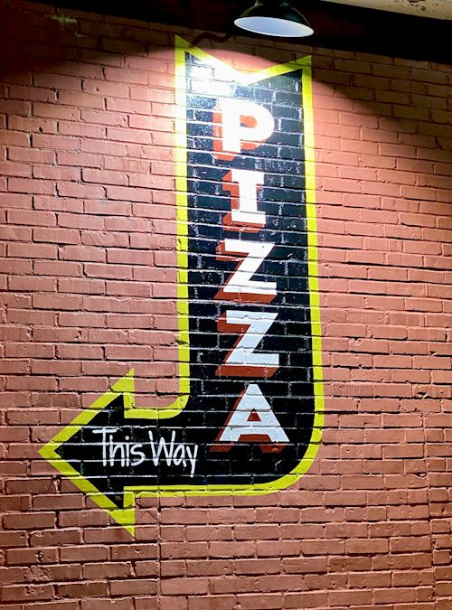 team-pizza-this-way-sign